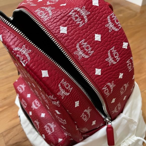 COPY - MCM Stark Backpack Visetos White Logo
Medium Ruby Red - Picture 3 of 10